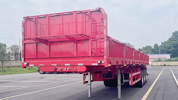 Side-bagende let dump trailer øger effektiviteten ved bulk aflæsning